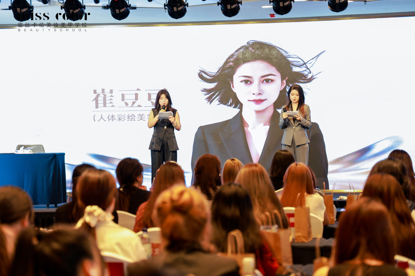指尖绘光影，美学破边界｜蜜丝卡伦崔豆豆人体彩绘明星课堂温情开讲